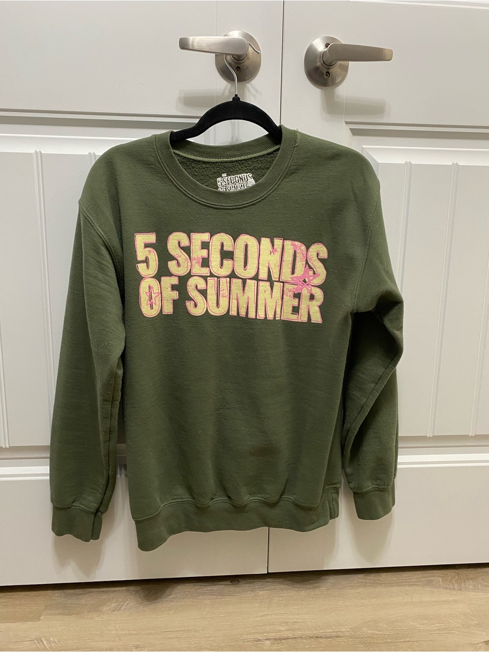 5 Seconds Of Summer 2023 tour merch- 5SOS green sweatshirt
